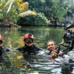 Dari kanan: dive guide bersama dua diver mancanegara yang menikmati, mengeksplor wisata gua Buteng Dari kanan: dive guide bersama dua diver mancanegara yang menikmati, mengeksplor wisata gua Buteng