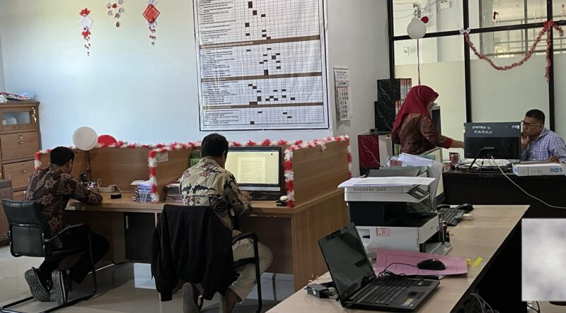 Suasana kerja aparatur Bidang ADP4-EP Bappeda Baubau