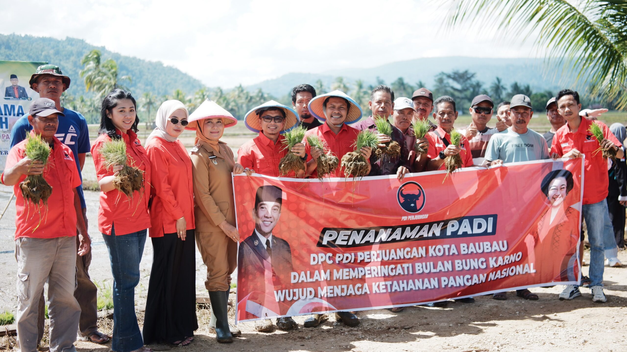 Pengurus DPC PDIP Kota Baubau bersama Wakil Walikota Baubau Wa Ode Hamsinah Bolu dan para petani Ngkari-ngkari