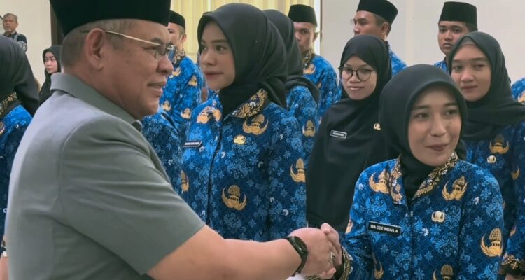 Baubau, penyerahan SK PNS Formasi 2025 dan PNS Purna Tugas lingkup Pemkot Baubau
