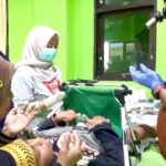 Baubau, petugas medis mengajak anak dan ibunya berdoa sebelum melakukan khitan