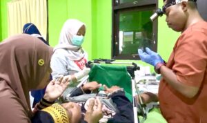 Baubau, petugas medis mengajak anak dan ibunya berdoa sebelum melakukan khitan