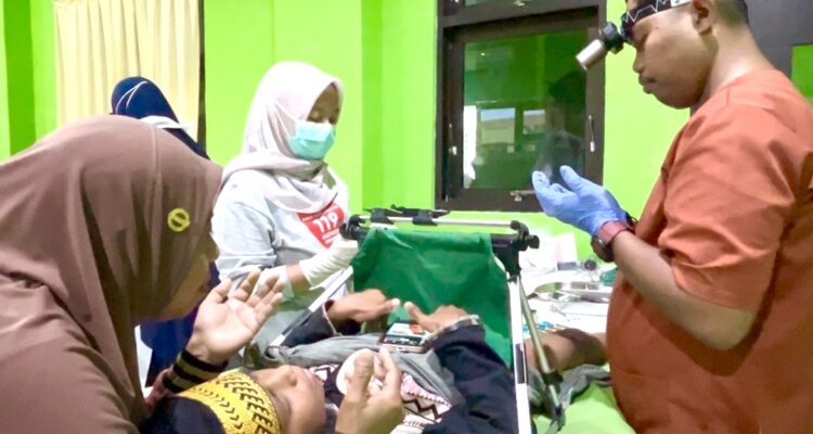 Baubau, petugas medis mengajak anak dan ibunya berdoa sebelum melakukan khitan