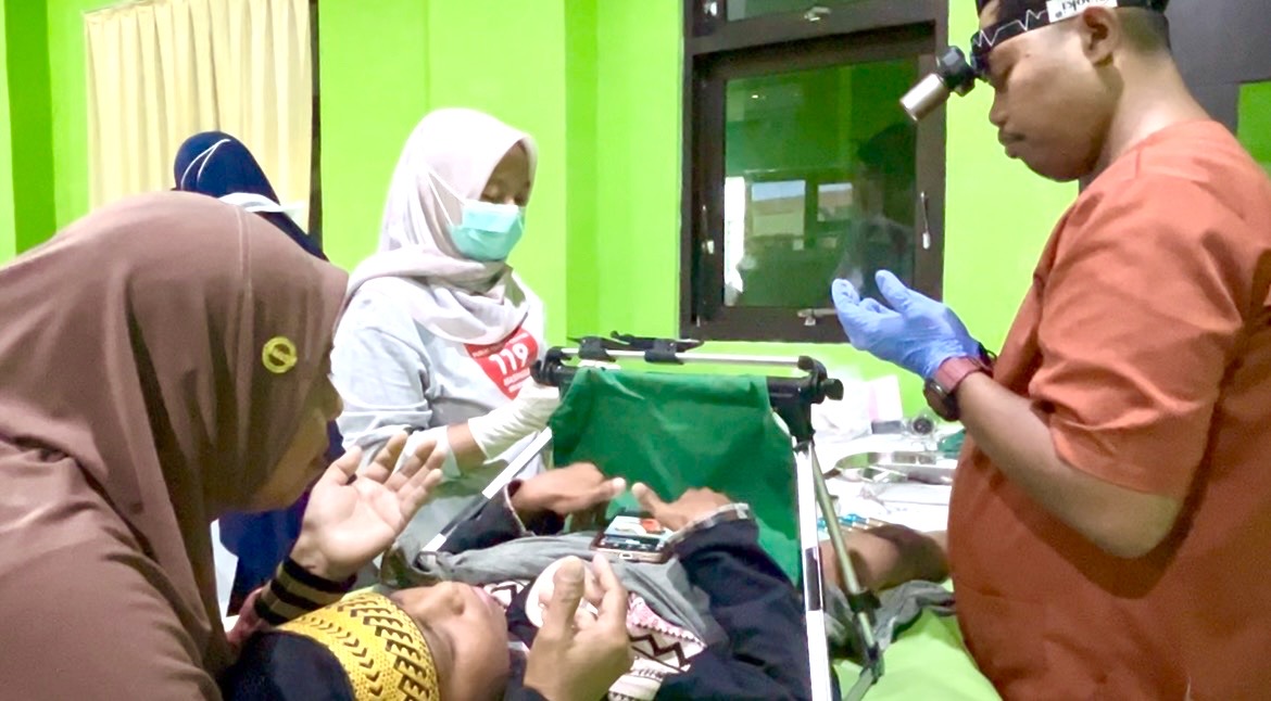 Baubau, petugas medis mengajak anak dan ibunya berdoa sebelum melakukan khitan