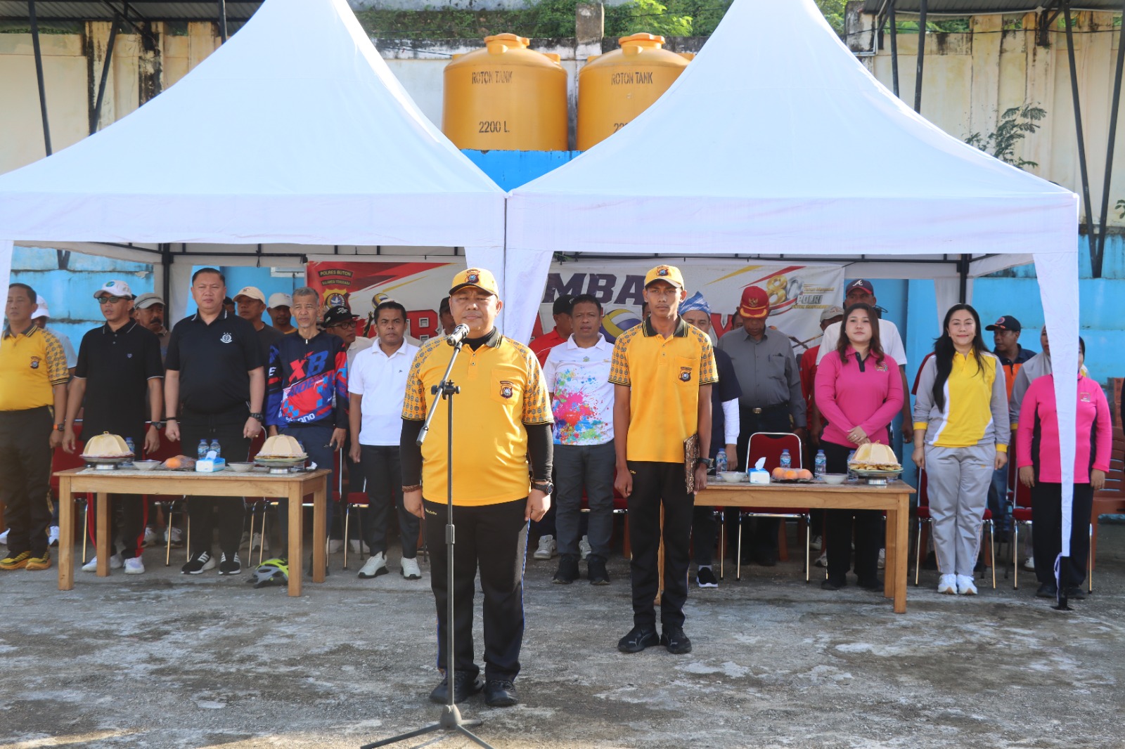 Kapolres AKBP Ali Rais Ndraha membuka kegiatan olahraga Hari Bhayangkara ke-80 Polres Buton