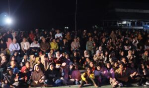 Warga sangat antusias mengikuti CineCamp yang diselenggarakan Seribu Benteng Production di Desa Adat Wabula Kabupaten Buton Warga sangat antusias mengikuti CineCamp yang diselenggarakan Seribu Benteng Production di Desa Adat Wabula Kabupaten Buton