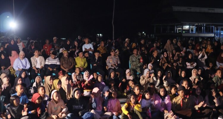 Warga sangat antusias mengikuti CineCamp yang diselenggarakan Seribu Benteng Production di Desa Adat Wabula Kabupaten Buton