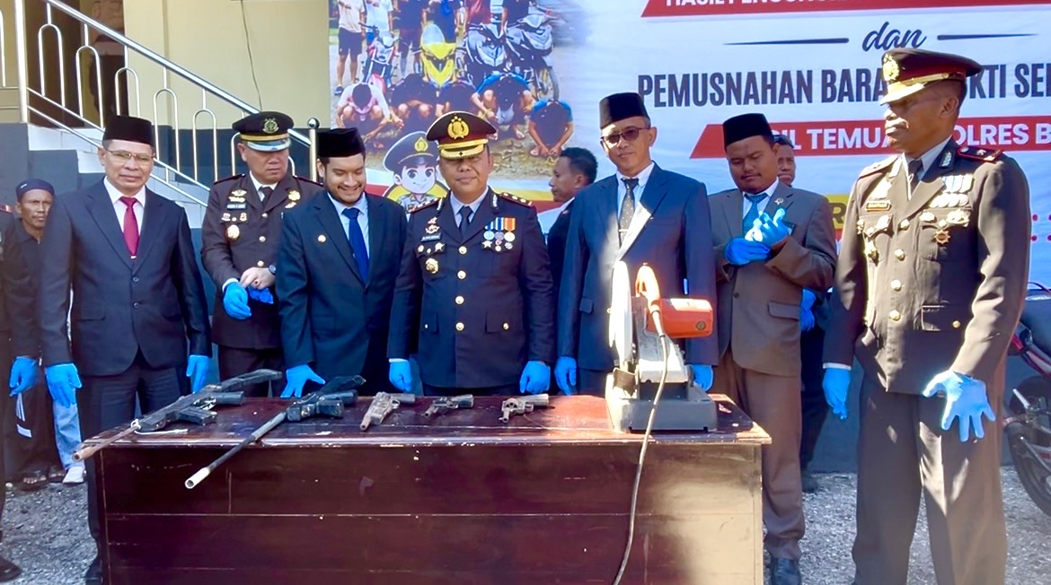 Buton, pemusnahan senjata api rakitan usai upacara Hari Bhayangkara ke-80