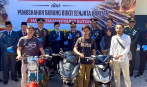 Buton, Reskrim Polres Buton mengembalikan tiga sepeda motor kepada para korban curanmor, usai upacara Hari Bhayangkara ke-80