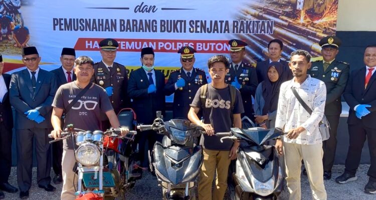 Buton, Reskrim Polres Buton mengembalikan tiga sepeda motor kepada para korban curanmor, usai upacara Hari Bhayangkara ke-80