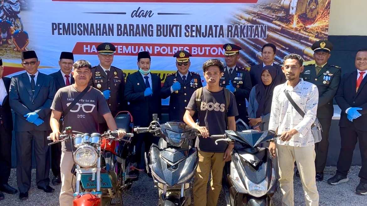 Buton, Reskrim Polres Buton mengembalikan tiga sepeda motor kepada para korban curanmor, usai upacara Hari Bhayangkara ke-80