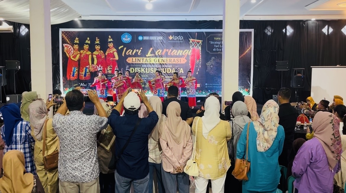 Baubau, penonton antusias menyaksikan dan mendokumentasikan pementasan Tari Lariangi