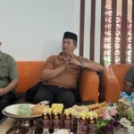 Baubau: Di tengah, Kepala Kantor Wilayah Kementerian Haji dan Umrah Provinsi Sulawesi Tenggara (Kakanwil Kemenhamrah Sultra) Muhammad Lalan Jaya