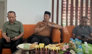 Baubau: Di tengah, Kepala Kantor Wilayah Kementerian Haji dan Umrah Provinsi Sulawesi Tenggara (Kakanwil Kemenhamrah Sultra) Muhammad Lalan Jaya
