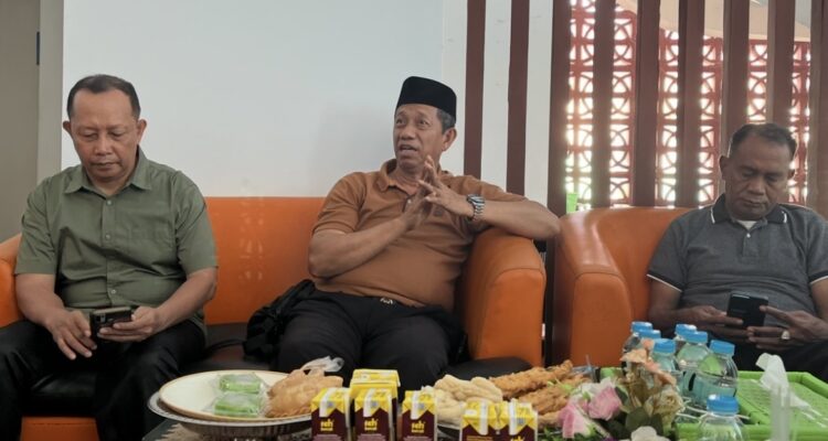 Baubau: Di tengah, Kepala Kantor Wilayah Kementerian Haji dan Umrah Provinsi Sulawesi Tenggara (Kakanwil Kemenhamrah Sultra) Muhammad Lalan Jaya