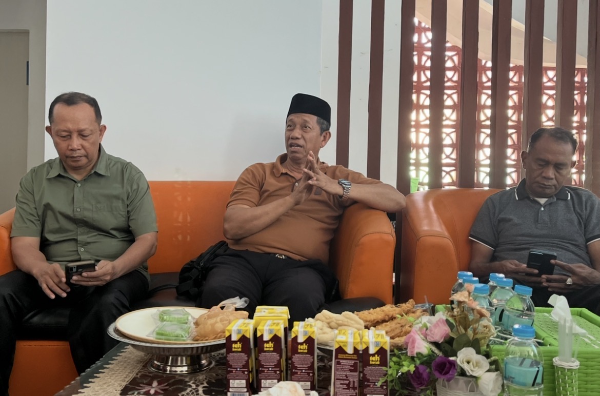 Baubau: Di tengah, Kepala Kantor Wilayah Kementerian Haji dan Umrah Provinsi Sulawesi Tenggara (Kakanwil Kemenhamrah Sultra) Muhammad Lalan Jaya