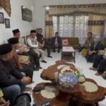 Kunjungan di rumah keluarga dr Fitri Rizkiani, Menteri Haji dan Umrah, Mochamad Irfan Yusuf bersama pejabat Kementerian Haji dan Umrah, didampingi Walikota Baubau Yusran Fahim, sampaikan belasungkawa Presiden Prabowo Subianto dan penghormatan negara.