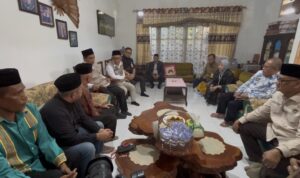 Kunjungan di rumah keluarga dr Fitri Rizkiani, Menteri Haji dan Umrah, Mochamad Irfan Yusuf bersama pejabat Kementerian Haji dan Umrah, didampingi Walikota Baubau Yusran Fahim, sampaikan belasungkawa Presiden Prabowo Subianto dan penghormatan negara.