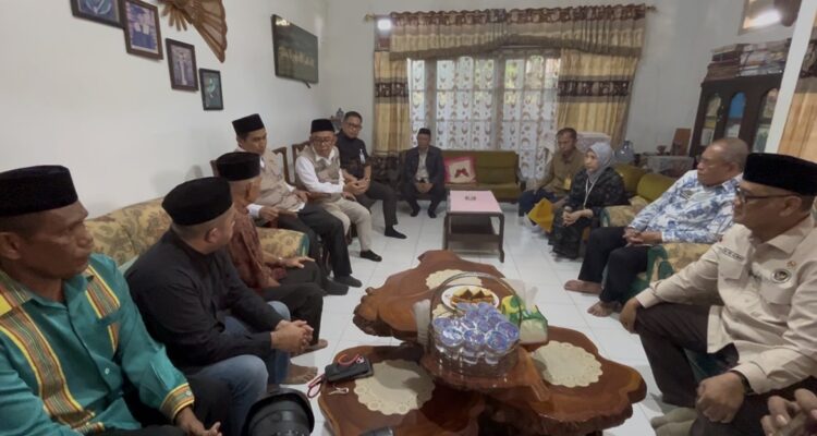 Kunjungan di rumah keluarga dr Fitri Rizkiani, Menteri Haji dan Umrah, Mochamad Irfan Yusuf bersama pejabat Kementerian Haji dan Umrah, didampingi Walikota Baubau Yusran Fahim, sampaikan belasungkawa Presiden Prabowo Subianto dan penghormatan negara.