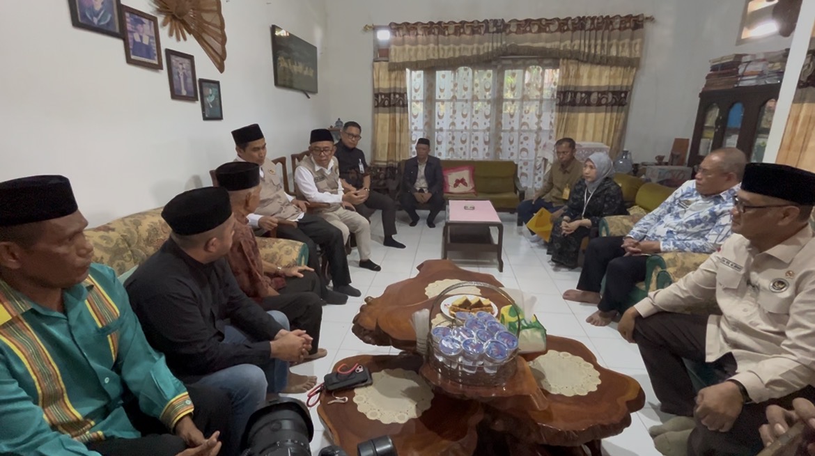 Kunjungan di rumah keluarga dr Fitri Rizkiani, Menteri Haji dan Umrah, Mochamad Irfan Yusuf bersama pejabat Kementerian Haji dan Umrah, didampingi Walikota Baubau Yusran Fahim, sampaikan belasungkawa Presiden Prabowo Subianto dan penghormatan negara.