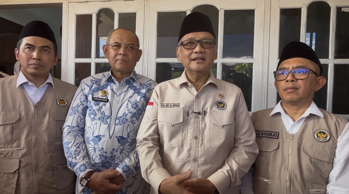 Menteri Haji dan Umrah, Mochamad Irfan Yusuf, didampingi pejabat Kementerian Haji dan Umrah, dan Walikota Baubau, Yusran Fahim.