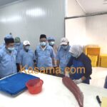 Menteri Haji dan Umrah Mochamad Irfan Yusuf melihat langsung proses pengolahan ikan di pabrik ikan di Sulaa Betoambari Baubau