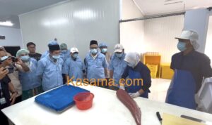 Menteri Haji dan Umrah Mochamad Irfan Yusuf melihat langsung proses pengolahan ikan di pabrik ikan di Sulaa Betoambari Baubau