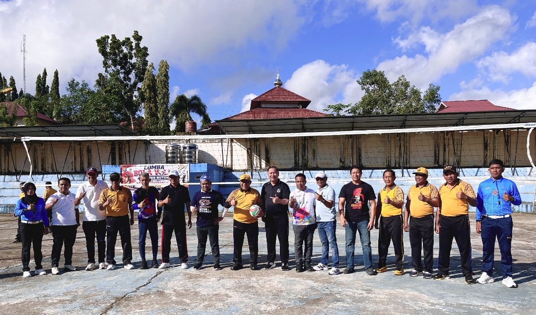 Buton, pose bersama usai pertandingan bola voli exhibition