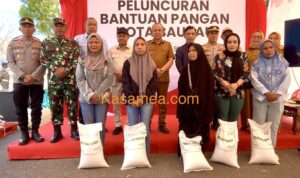 Penyerahan bantuan pangan kepada KPM